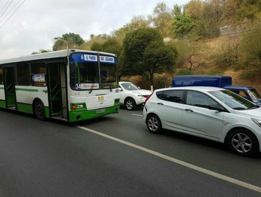 Потерявший управление рейсовый автобус въехал в белый Hyundai в Ростове