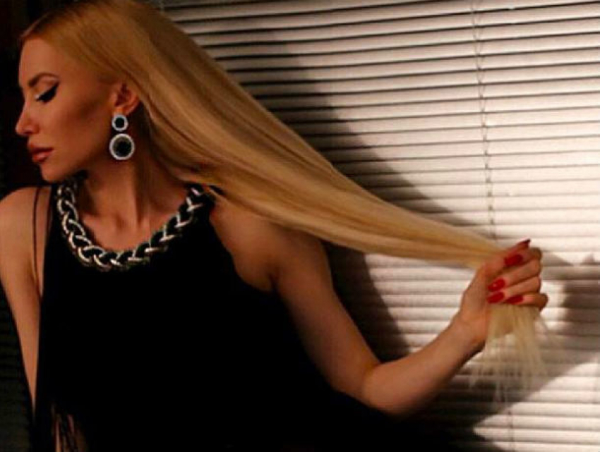 Известная блондинка из Ростова обнажила красивые ноги и превратилась в «бегемотика"