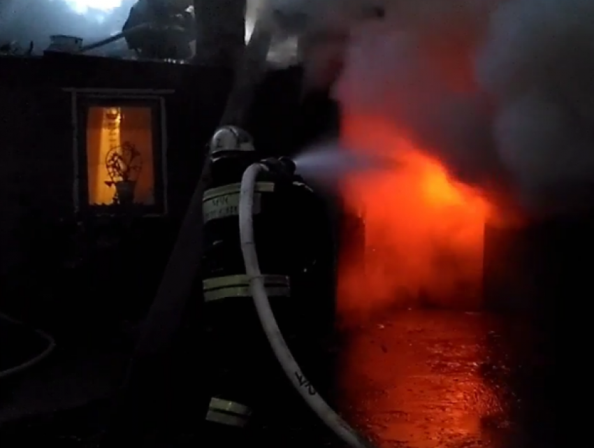 Бушующее пламя жуткого пожара в жилом доме в Ростове попало  на видео
