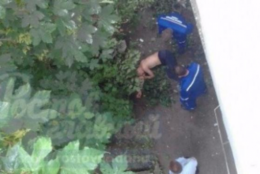 На Орбитальной, пытаясь уйти от полиции, с  четвертого этажа выпал мужчина 