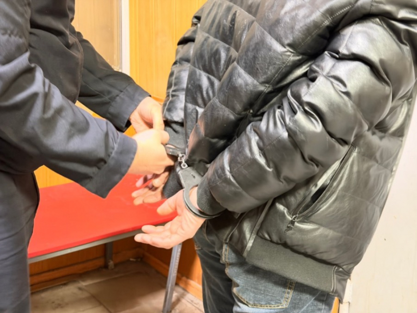 Грабитель проник в квартиру, избил женщину и похитил больше полумиллиона рублей в Ростове