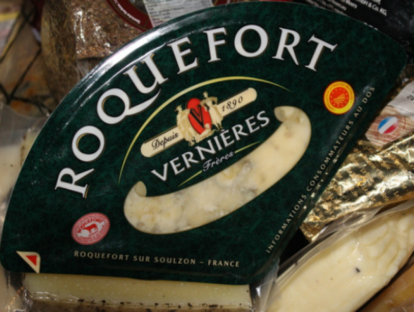 Десятки килограммов мясных деликатесов и французских сыров были уничтожены в Ростове