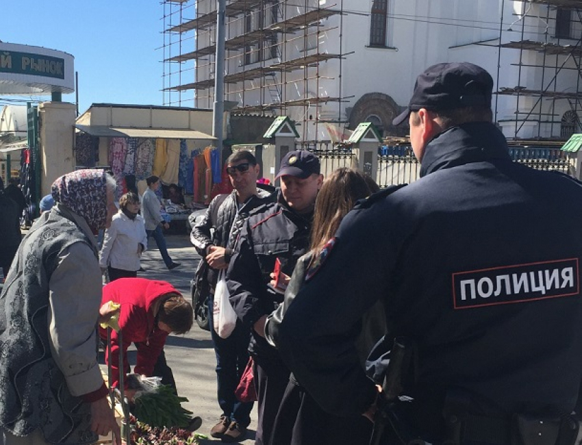 Полиция ликвидировала торговлю пенсионеров рядом с храмом в центре Ростова
