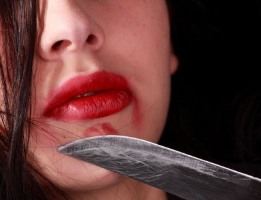 Разъяренная женщина ударом ножа в сердце убила мужа в Ростовской области