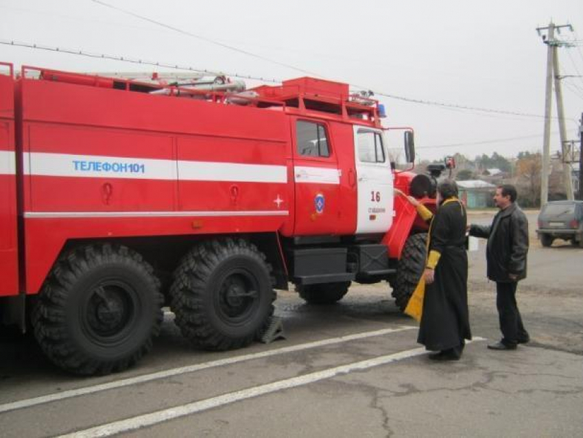 В Вешенской освятили пожарную технику и благословили спасателей