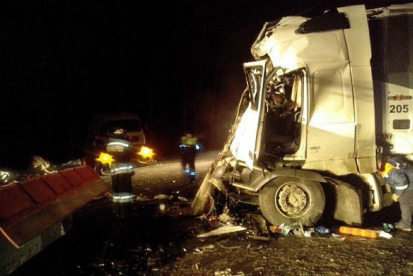 Двое мужчин пострадали в массовом столкновении большегрузов на трассе в Ростовской области