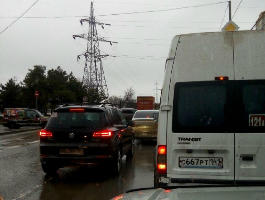 Грандиозные пробки на дорогах Ростова сфотографировали шокированные водители