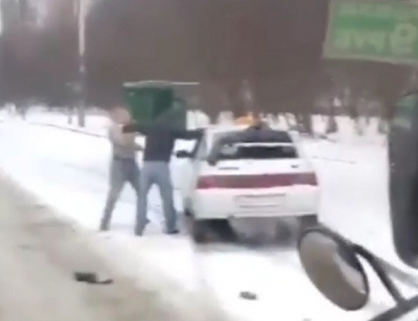 Драку таксиста и прохожего на улице в Ростове снял очевидец на видео
