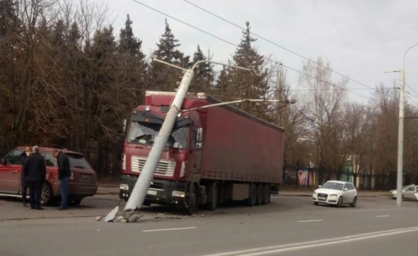 На Зорге фура на скрости протаранила фонарный столб