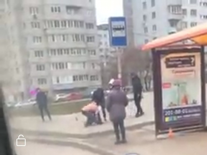 Жестокая драка в Ростове-на-Дону с равнодушными наблюдателями попала на видео