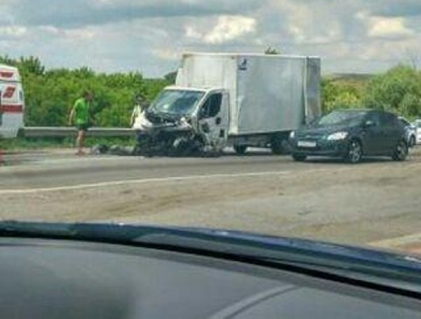 Груда разбитых грузовиков перегородила трассу М4 «Дон» в Ростовской области на видео