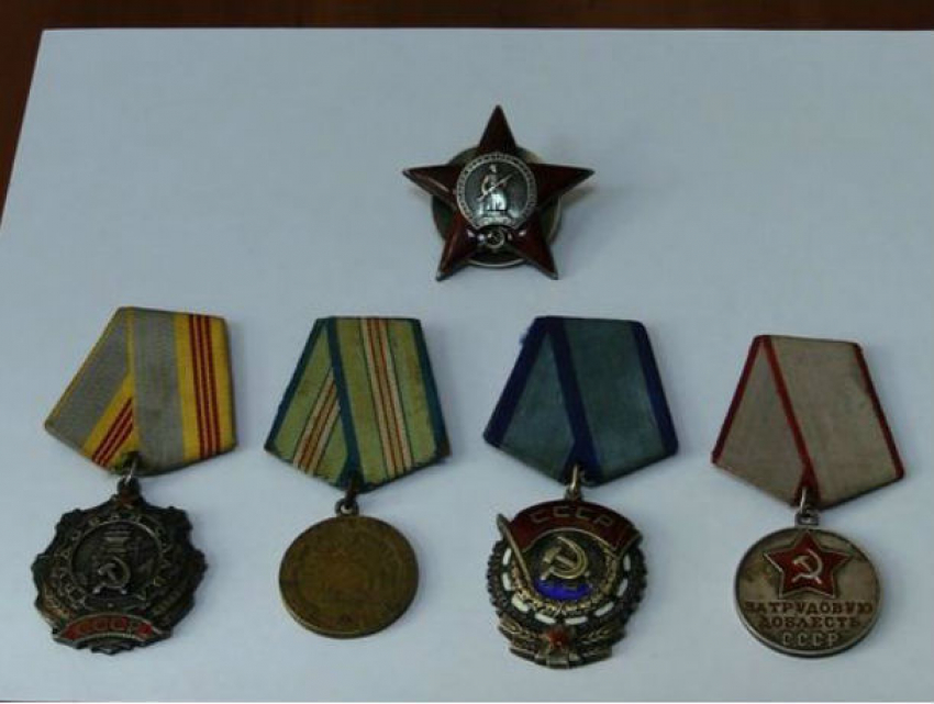 Ордена и медали попытался вывезти мужчина самолетом из Ростова в Баку