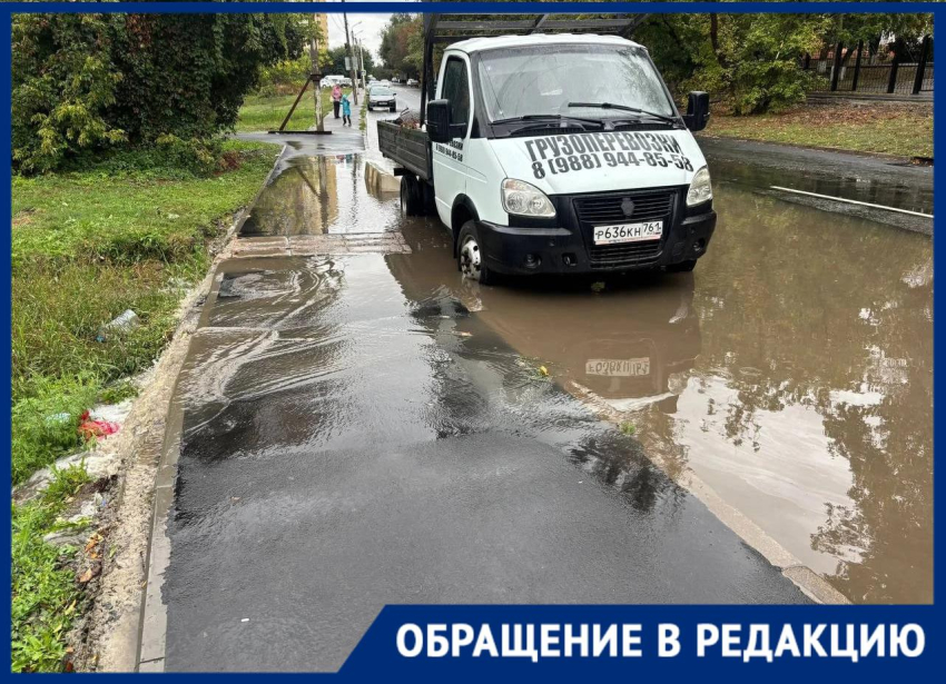 На Комарова в Ростове после дождя можно доставать лодки
