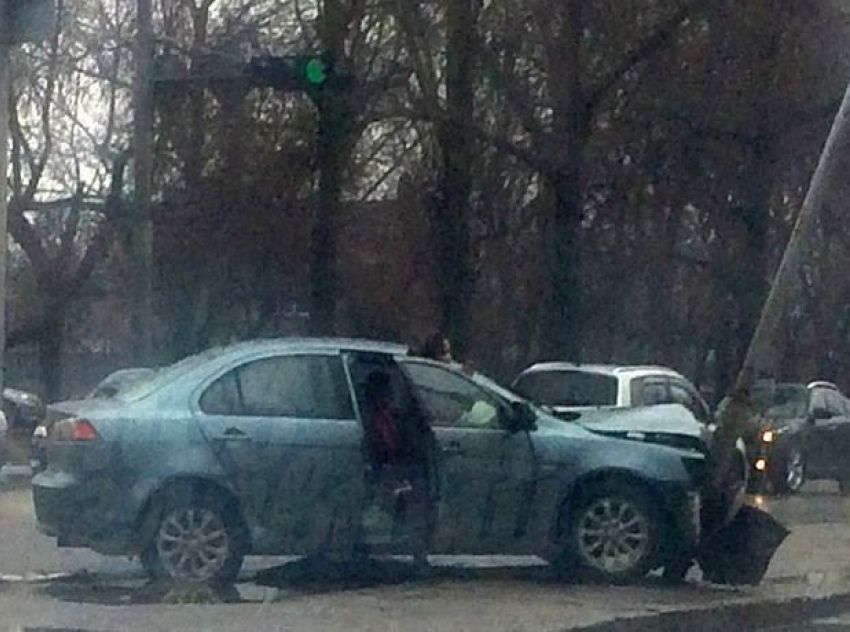Синий «Митсубиси» врезался в столб после ДТП с «Тойотой» в Ростове
