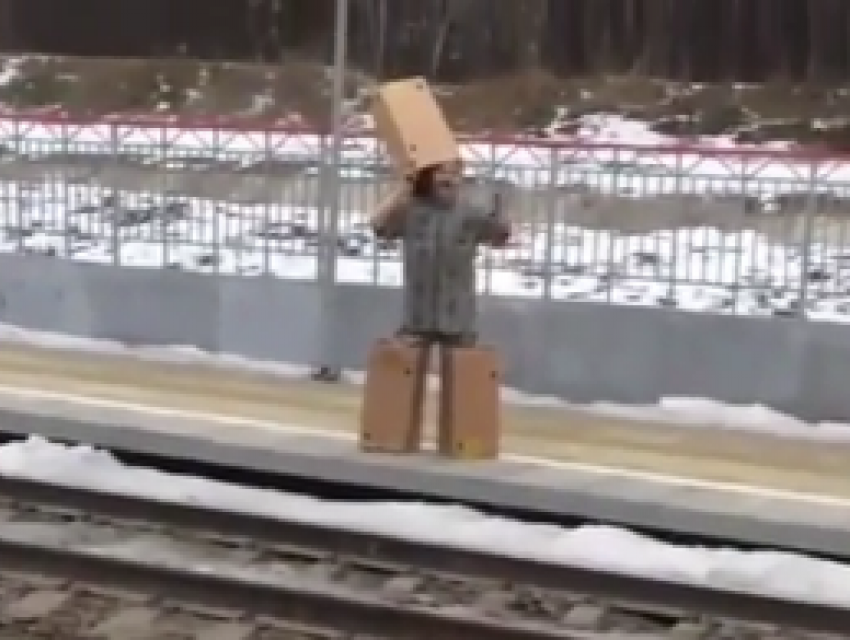 Чудаковатый человек-коробка с высшим образованием в Ростове попал на видео