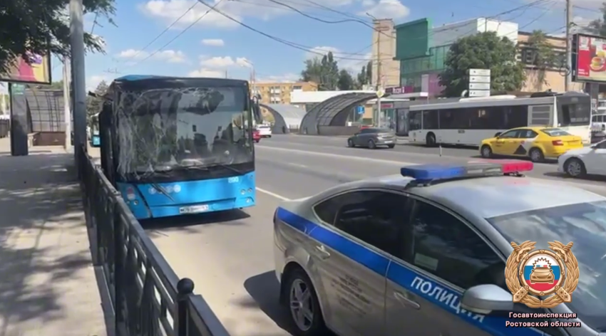 Троих увезли на скорой после аварии с автобусом в Ростове 