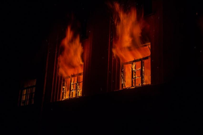 Огненное утро в Аксайском районе: пламя уничтожило два гостевых дома в хуторе Махин