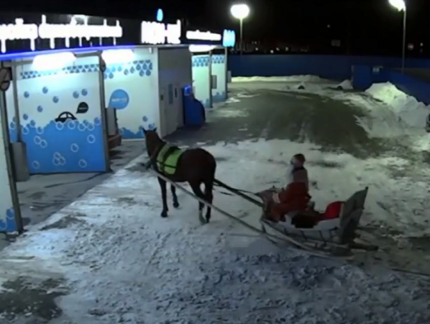 Праздник к нам приходит: в Ростове Дед Мороз приехал на автомойку и попал на видео 