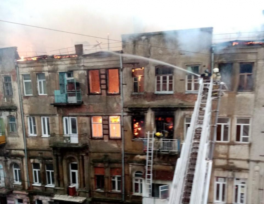 В центре Ростова-на-Дону горит доходный дом Парамонова