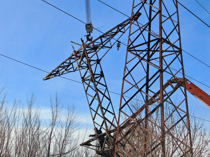Штормовой ветер повалил 32-метровую вышку ЛЭП