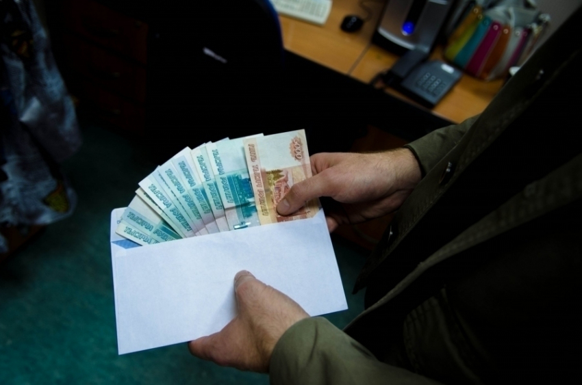 В Волгодонске бизнесмен предлагал взятку судебному приставу через посредника