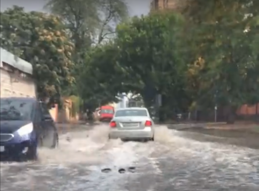 «Вот такая Венеция»: небольшой дождь стал причиной потопа в центре Ростова