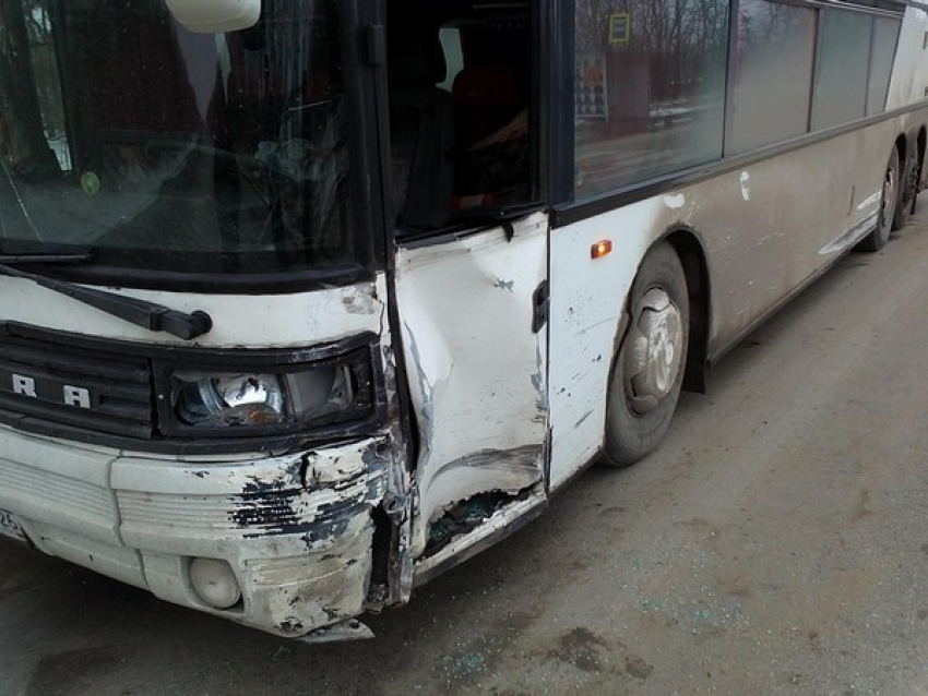 В Ростовской области пенсионер спровоцировал аварию с автобусом и автокраном
