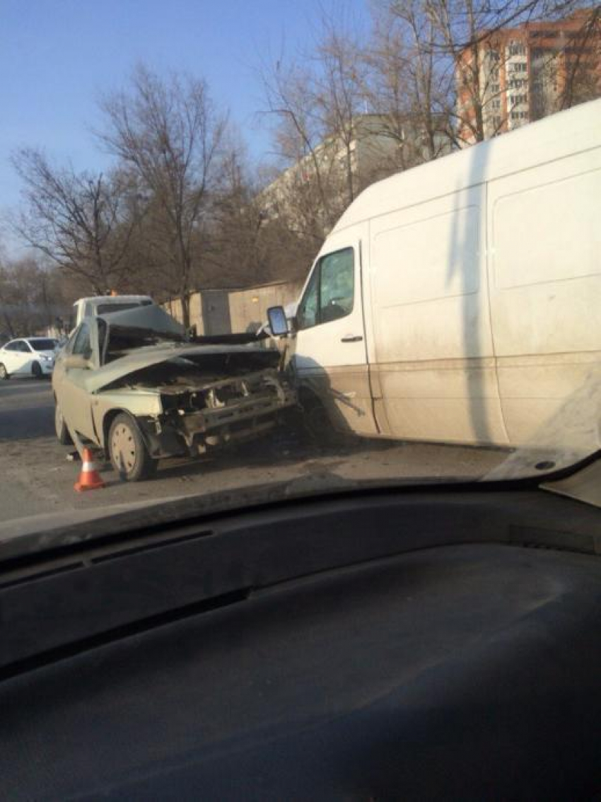 В лобовом столкновении на Нансена пострадал водитель легковушки