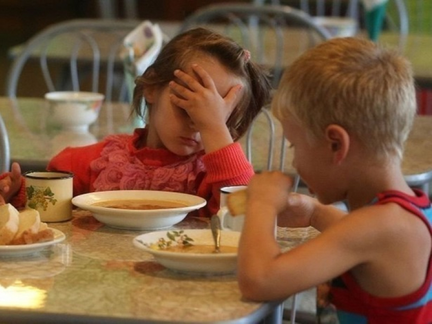 Малыши детского сада в Ростовской области давятся макаронами с луком и выслушивают отборный мат