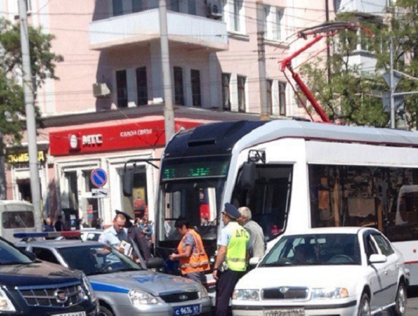 Гигантскую пробку в центре Ростова создал попавший в ДТП новейший низкопольный трамвай 