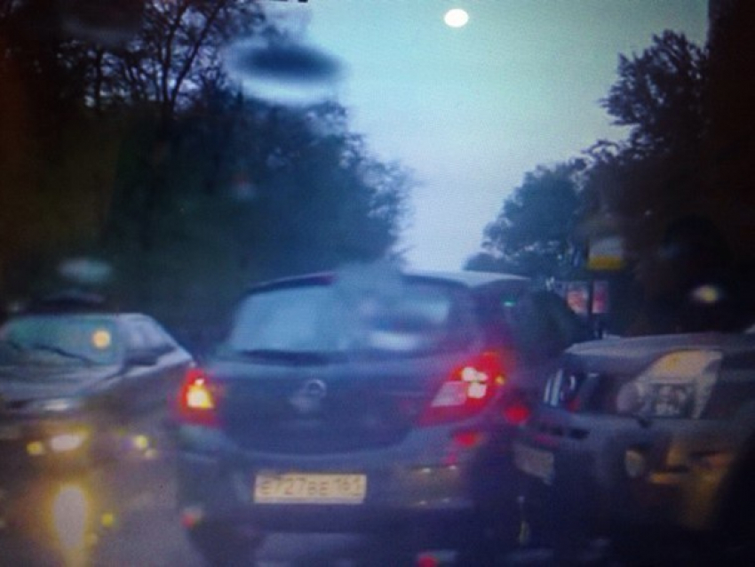 В Ростове блондинка не смогла объехать ДТП и стала третьей его участницей