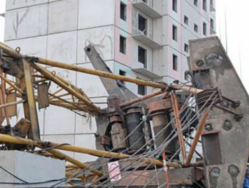 Башенный кран не смог устоять перед шквалистым ветром и рухнул на стройплощадку в Ростове