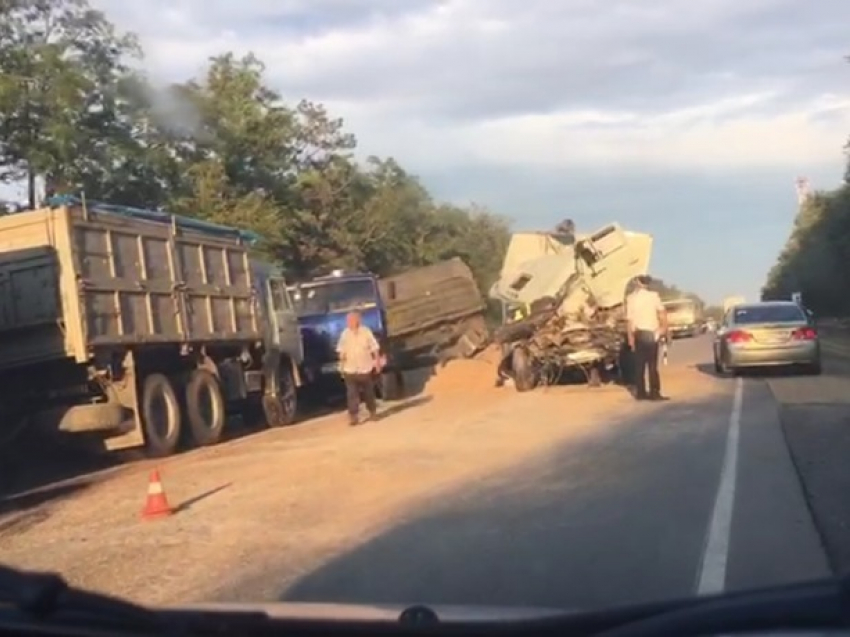 Под Ростовом два грузовика устроили месиво из песка и искореженного металла