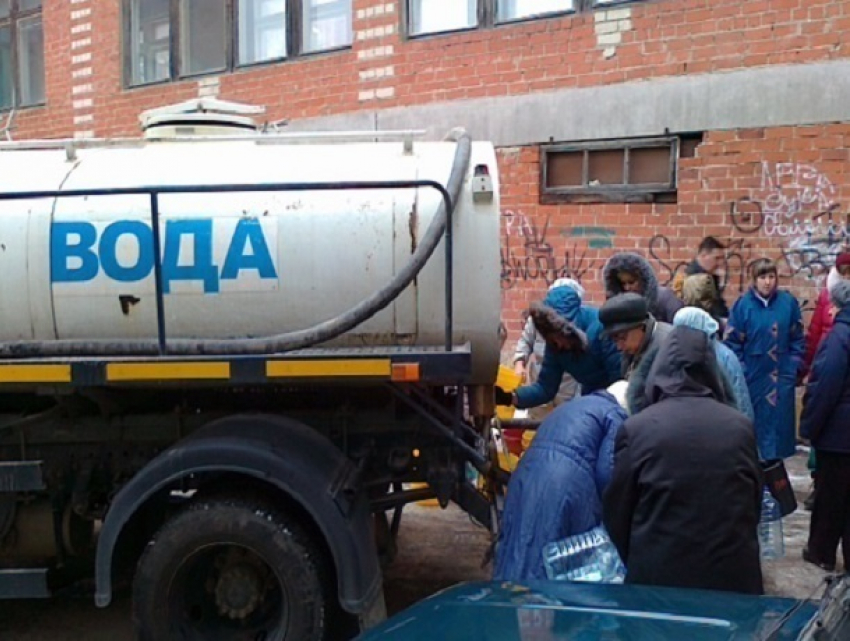 Жители Гуково остались без воды из-за аварии на подстанции в Ростовской области 