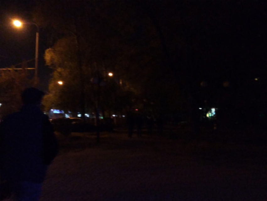 Пробираться на ощупь по Таганрогской улице приходится ослепленным тьмой ростовчанам