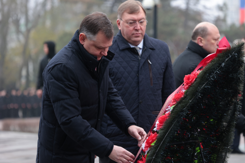 Губернатор Юрий Слюсарь возложил цветы к мемориалу павшим воинам в Ростове