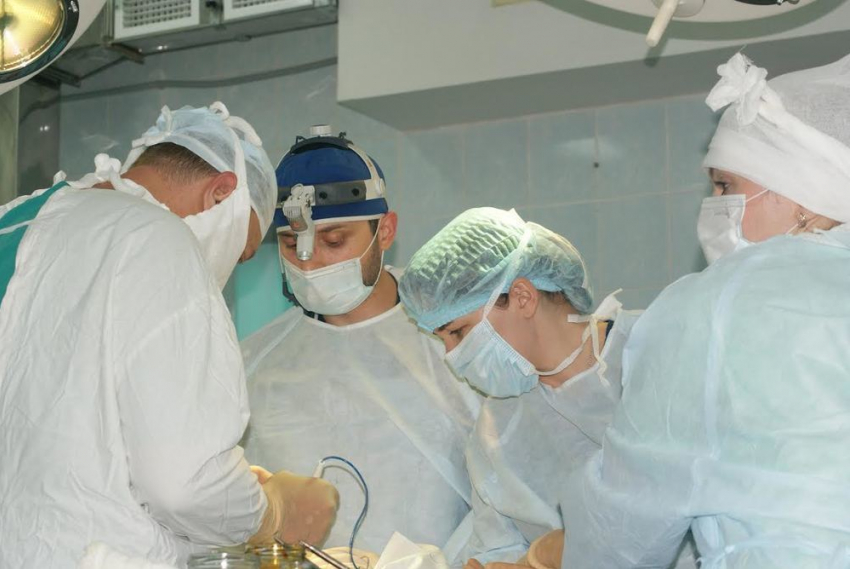 Ростовские врачи первыми в России установили пациентке систему стабилизации таза