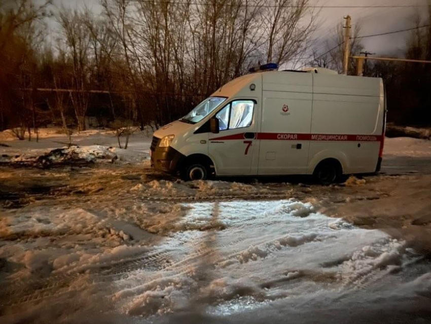 Скорая помощь в Новошахтинске не смогла вовремя приехать к пациенту из-за ямы на дороге