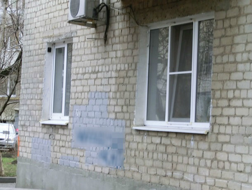 Запрещенный сайт наркоторговцев замаскировали под подростковое граффити на стенах домов в Ростове