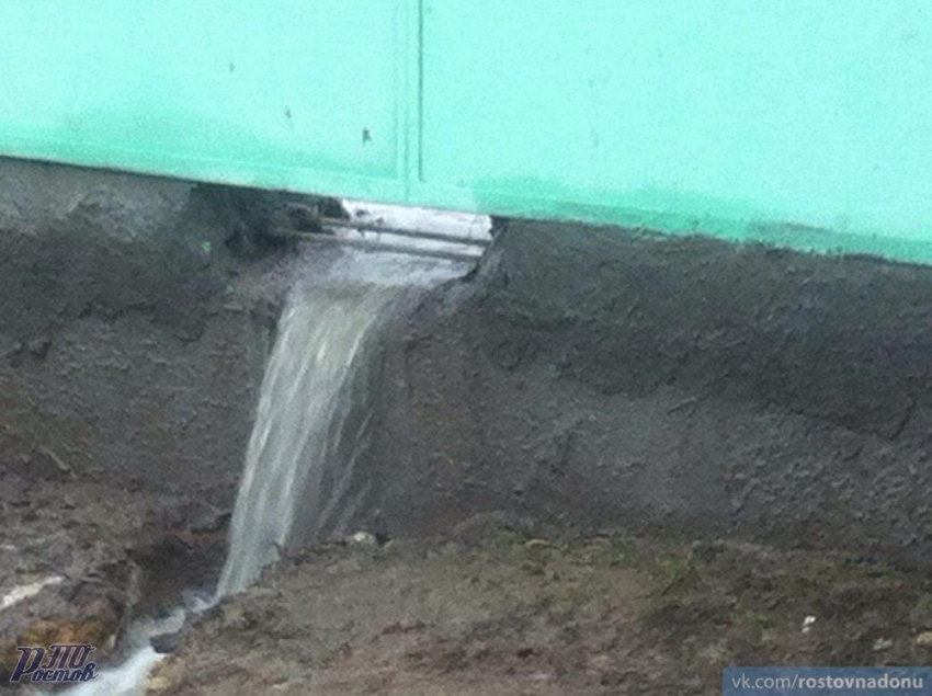 Ростовчанин пожаловался на слив канализационных нечистот с парковки аквапарка «Осьминожек»