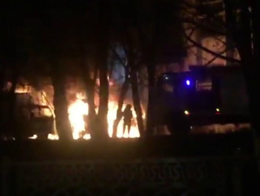 Полыхающие жутким пламенем два маршрутных автобуса на стоянке в Ростове попали на видео