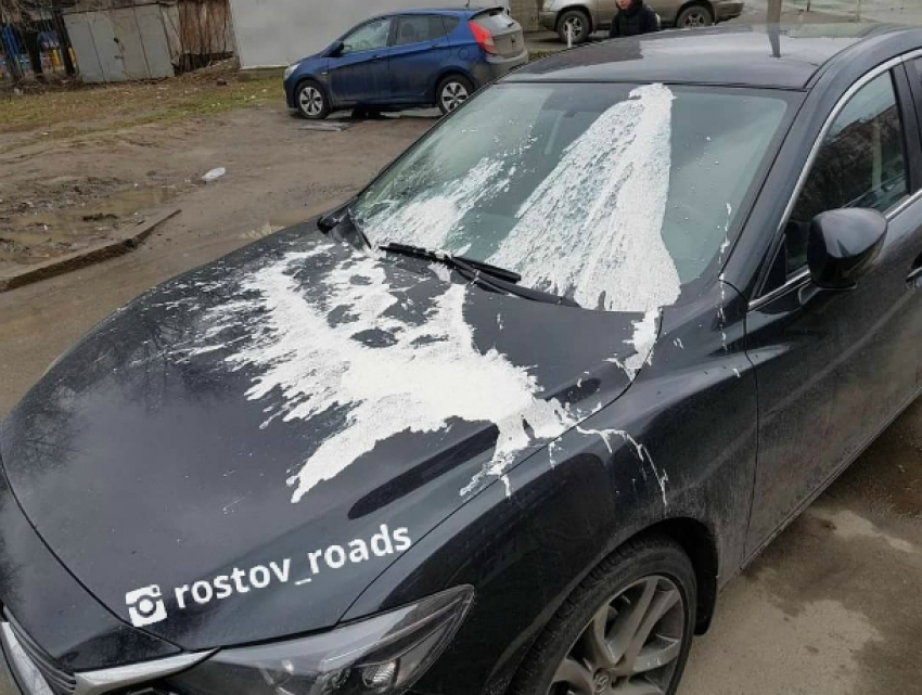 Плохо смываемой краской наказали три дорогих автомобиля за «бесплатную» парковку в Ростове