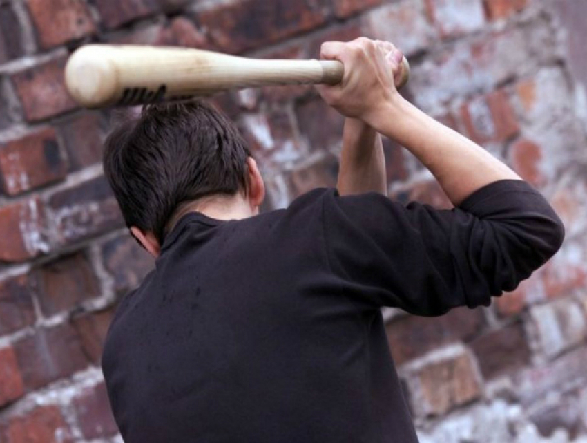 До полусмерти хулиганы избили битой отдыхавшего на лавочке парня в Ростове