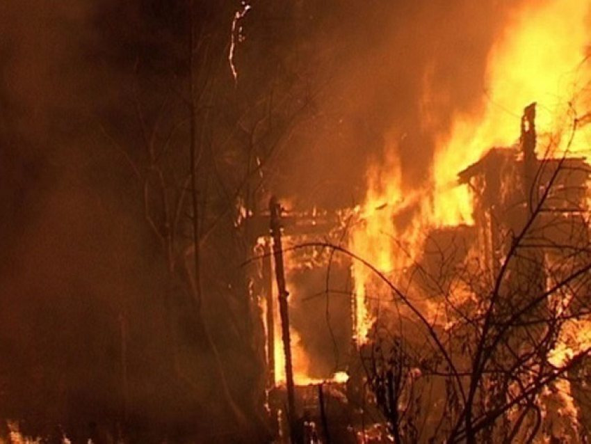 В Ростове на пожаре в частном доме погибли пять человек