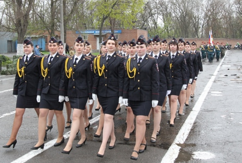  Полицейские Ростова провели спортивно-театрализованный праздник