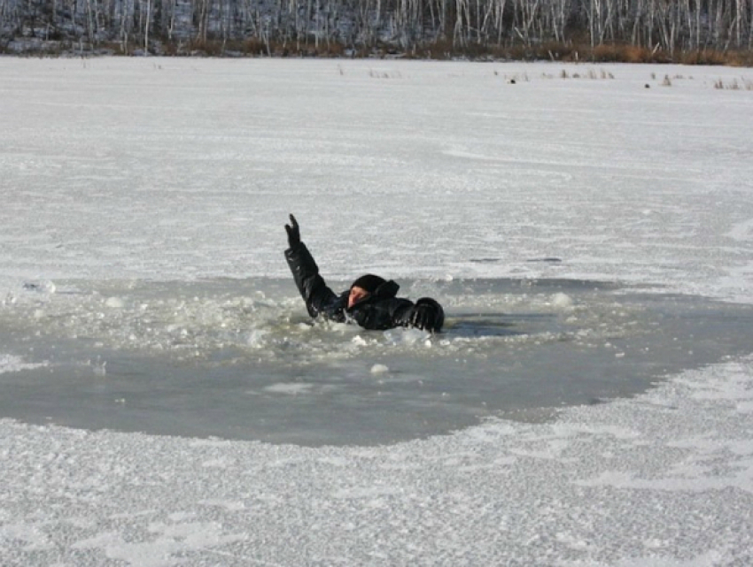 Ушедшего под лед по горлышко мужчину вытащили из замерзшего водохранилища Ростовской области