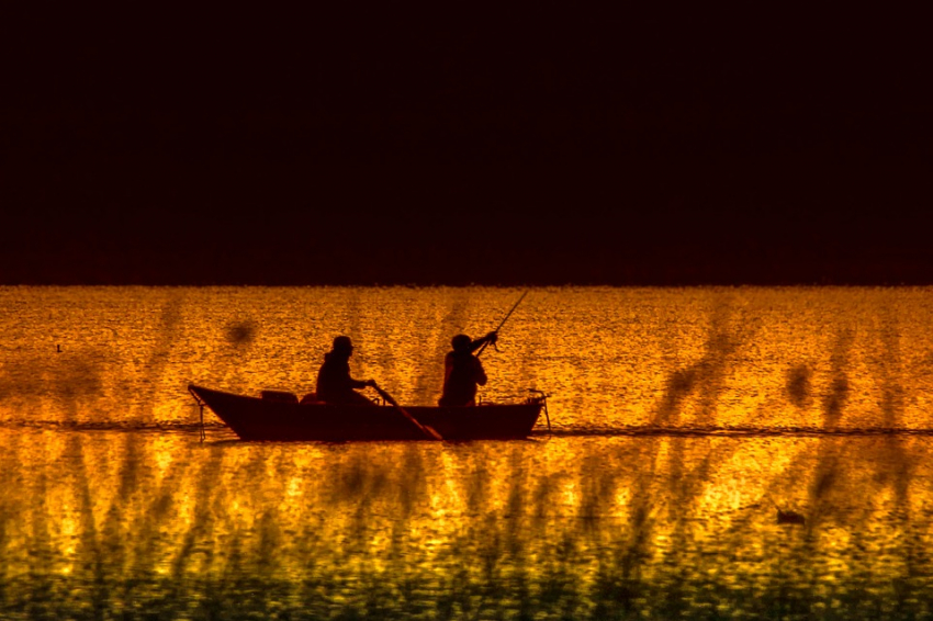 В Таганрогском заливе во время ночной рыбалки спасли ростовчанина на резиновой лодке 