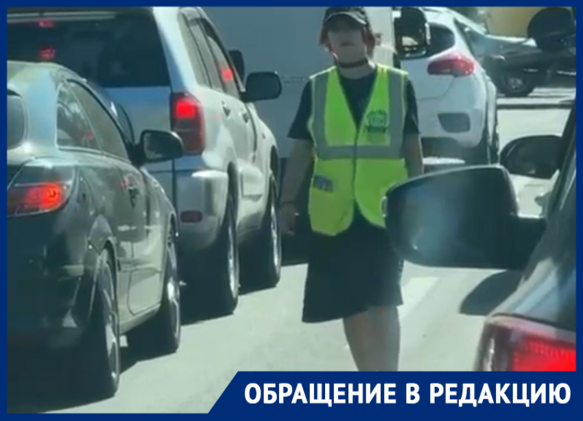 Опасный бизнес: несовершеннолетние раздают флаеры на проезжей части в Ростове