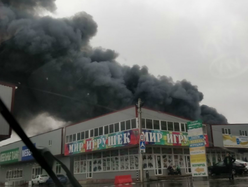 Емкости с горючими веществами взрывались на горящем рынке «Атлант-сити» под Ростовом