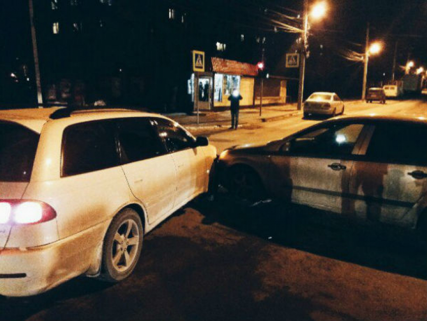 Столкновение иномарок на перекрестке в Ростове попало на фото